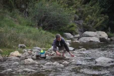 Mission vaisselle (sans produit je vous rassure). C'est tellement plus facile avec de l'eau courante !