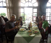 Nos hôtes nous emmènent au restaurant. Comme beaucoup de choses au Brésil, celui-ci fait dans la démesure totale puisque près de 7 000 (sept-milles, ou 7 x 1 000) couverts peuvent êtres servis simultanément !!!