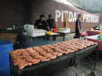 Près de 200 saucisses plus ou moins chipolata attendent de se faire dévorer. Là par contre on a cédé aux sirènes du hot-dog... Et quel fumet !!!