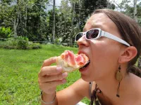 Miam miam miam un bon sandwich jambon-camembert. C'est tellement bon !
