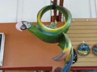 Perroquet réalisé à base de pneu. On trouve beaucoup cette façon de faire en Amérique Centrale, représentant différentes sortes d'animaux