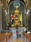 intérieur de la Basilica de los Angeles, des pélerins viennent à genoux en pélerinage