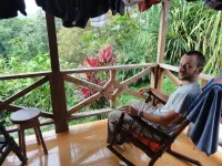 Olivier se prélasse sur la terrasse de l'hôtel du jour