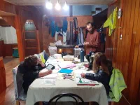 Pendant que les vêtements sèchent tant bien que mal, les enfants font leurs devoirs (tant bien que mal aussi...)