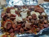 Gastronomie chilienne : Pichanga (surnomée parfoit "tapa-arteria" : le bouche-artère). Base de frites, garniture composée de saucisses, poulet, fromage fondu, oignons, poivrons, avocats.
