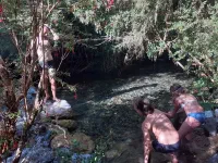 Baignade dans une rivière fraîche, vraiment très fraîche