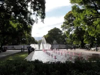 La Plaza Centrale, aux eaux couleur vin