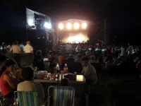 Série de concerts lors d'un festival de musique latino-américaine. Ambiance très familiale, tout le monde arrive avec le matériel de pique-nique (tables, chaises, glacières, thermos + mate, etc.)