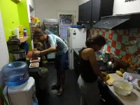Urs et Marie préparent la "parilla" (le barbeku). C'est à la fois une institution et un savoir faire national.