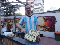 Des bonnes petites patates à la braise. Urs n'est pas peu fier de la grille qu'il a récupéré dans une camping... mais ça ne serait pas celle d'une famille de camping-caristes que l'on connaîtrait par hasard ? Merci les Charles !!!