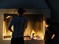 Marie admire la technique du chef cuisson. Urs a en effet effectué un "stage parilla" avec des argentins. Vous saviez qu'on peut même faire des pizzas maison au barbeku ?