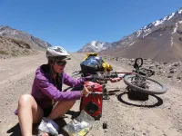 Maud inaugure la montée par une casse de fixation de sacoche. Mission bricolage !