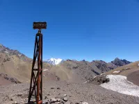un panneau, sur une crête, indique la frontière entre l'Argentine et le Chili