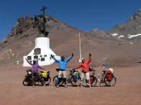 Devant la statue du Cristo Redentor. Viva Power Rangers !