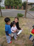 Marie explique notre route aux enfants de nos hôtes du jour