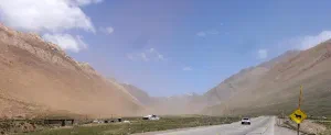 Une tempête de sable va nous tomber dessus. Le vent manque plusieurs fois de nous jeter à terre, on décide donc de s'arrêter au prochain village.