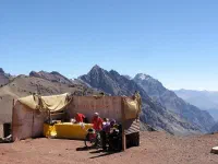 Au col, dans le froid et le vent, une petite boutique de souvenirs