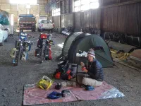 Petit bivouac dans le hangar d'une station de sport d'hiver. Les quelques employés qui y travaillent l'été nous ont donné des fruits (les nôtres sont restés bloqués à la frontière) et offert une douche chaude. Merci à eux !