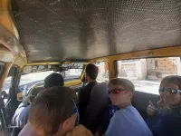 À six dans un mini-taxi, on se dit en fait qu'il reste de la place