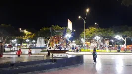 Place assez animée la nuit
