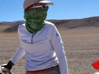 L'air est tellement sec que l'on met un "buff" sur la bouche et le nez pour ne pas se dessécher à vitesse grand V. C'est aussi pour se protéger du rayonnement solaire, très fort à cette altitude.