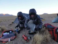 Bivouac à 4500 m. Le vent nous refroidit tellement qu'à 18h on est déjà en train de préparer la popote