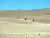 C'est dans cette ambiance qu'on se dit qu'il aurait peut-être mieux valu troquer les vélos contre des dromadaires.