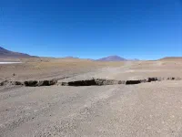 Une faille, récente d'après les traces de 4*4, bloque la piste. Heureusement à vélo on passe partout !