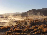 Au petit matin. Les rivières d'eau chaude se déversent dans la lagune