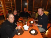 Dîner dans un restaurant avec Jennifer, Rémi et Wim, où sont servis : bonne viande, légumes, fruits, PAINS ! et plein de bonnes choses comme ce qu'il y a dans nos assiettes au moment du dessert : tartes au citron, brownie et alfajores. Bienvenue au Chili !
