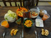 Après ces semaines de disette, on se rattrape : jus de fruits, salade, empanadas + en bonus : fromage, jambon sec, etc...