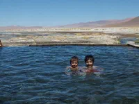 Louka et Nino profitent de l'eau à 35°C