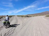 Dilemme quotidien : la piste se sépare en deux pour 3 kilomètres. Laquelle sera la moins moisie ? Poussera-t-on moins dans le sable à gauche ou à droite ?