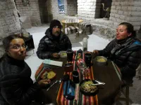 Enfin à l'abri du vent, et dans un hôtel de sel en plus. On est tellement fatigué que l'on a la flemme de cuisiner. Bien nous en prend car le cuistot d'un groupe de touristes nous offre les restes de leur dîner : cool !