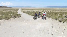 Là par exemple, on n'a pas fait le bon choix à la dernière patte d'oie. Du coup on est puni en poussant les vélos dans le sable et contre le vent pendant un bout de temps, jusqu'à ce qu'on récupère la piste principale en coupant à travers champs/pampa/désert/belle-route-goudronnée (rayer la mention ridicule)