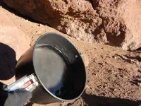 L'eau gèle toute les nuits. Plus une goutte d'eau liquide au lever du jour. C'est pourquoi on prend soin de remplir la gamelle la veille au soir, pour pouvoir préparer le petit déjeuner sans devoir attendre la fonte de la glace.