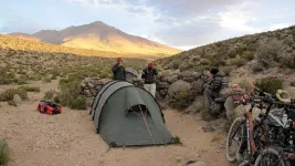 bivouac à l'abri du vent derrière un muret