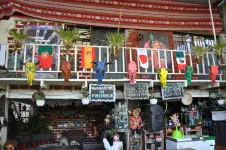 Restaurant tunné par sa propriétaire, qui a versé dans l'art après la mort de son fils du covid. C'est sa thérapie.