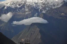 Clairement, le spectacle des nuages sur les montagnes est mieux que la télévision (et c'est en 3D relief) : il n'y a pas de publicité ni de redite