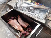 Porc cuit toute la matinée dans une "caisse chinoise" avec ses patates douces. Un régal (oui Gina nous fait goûter à absolument tout).