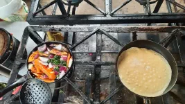 A gauche, ce qui deviendra une sauce verte appelée Yatan, à droite : une crêpe.