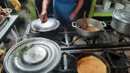 A gauche, de l'origan sèche sur le couvercle de la soupe, avant de l'y rejoindre, pour en révéler tous les arômes