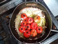 Les poivrons farcis (il y a aussi du fromage frais dedans) délicatement posés sur des feuilles de maïs afin qu'ils n'accrochent pas au fond de la casserole.