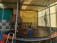 Même après 75 Km dans le vent, les enfants ont encore de l'énergie pour user le trampoline