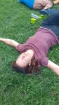De l'herbe épaisse, humide, parfumée ! Marie nage dans le bonheur !