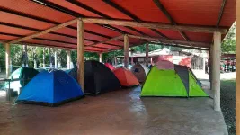 Camping à l'argentine : des tentes igloos serrées comme des manchots