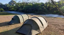 Bivouac en bord de rivière... avec de l'eau dans le lit (de la rivière) ! Ça aussi ça change.