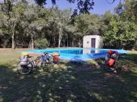 Il y a toujours une piscine dans les campings du coin