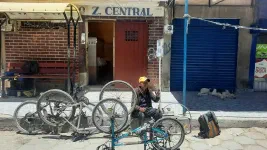 Le mécanicien vélo qui a remplacé les rayons cassé du vélo de Sofia. Il est installé dans la rue (pas de taxe foncière), et quand il faut aller acheter une pièce, il vous confie "les clés" et part un quart d'heure