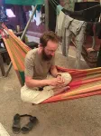 Olivier s'essaye à le confection de bracelet. Pour l'instant ce n'est pas ça qui va permettre de faire vivre la famille.
